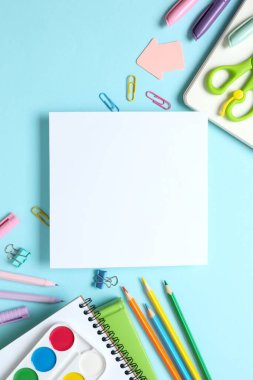 Renk arkaplanı ve üst görünümü ile okul kırtasiyesi ile düz yatıyordu