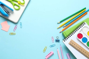 Renk arkaplanı ve üst görünümü ile okul kırtasiyesi ile düz yatıyordu