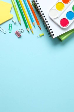 Renk arkaplanı ve üst görünümü ile okul kırtasiyesi ile düz yatıyordu