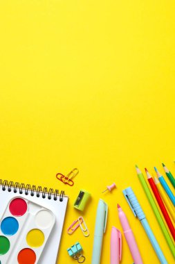 Renk arkaplanı ve üst görünümü ile okul kırtasiyesi ile düz yatıyordu