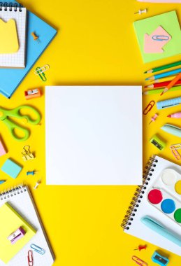 Renk arkaplanı ve üst görünümü ile okul kırtasiyesi ile düz yatıyordu