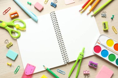 Ahşap zemin üzerinde okul kırtasiyesi ile düz yatıyordu, üst görünüm