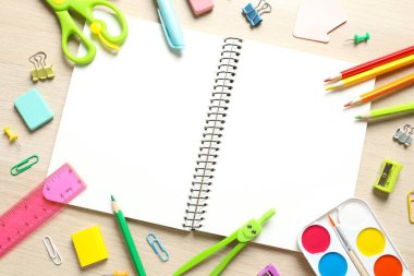 Ahşap zemin üzerinde okul kırtasiyesi ile düz yatıyordu, üst görünüm