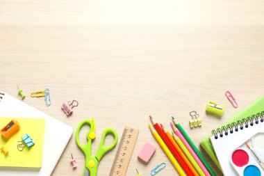 Ahşap zemin üzerinde okul kırtasiyesi ile düz yatıyordu, üst görünüm