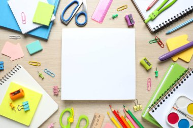 Ahşap zemin üzerinde okul kırtasiyesi ile düz yatıyordu, üst görünüm