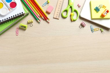 Ahşap zemin üzerinde okul kırtasiyesi ile düz yatıyordu, üst görünüm