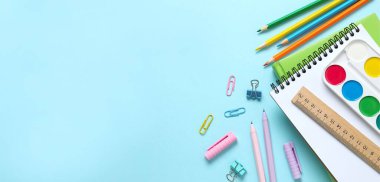 Renk arkaplanı ve üst görünümü ile okul kırtasiyesi ile düz yatıyordu