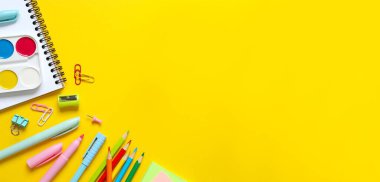 Renk arkaplanı ve üst görünümü ile okul kırtasiyesi ile düz yatıyordu