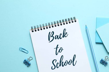 Renk arkaplanı ve üst görünümü ile okul kırtasiyesi ile düz yatıyordu