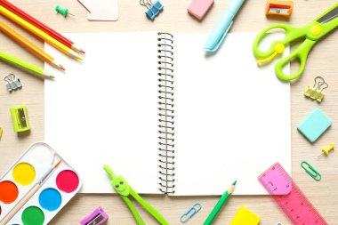 Renk arkaplanı ve üst görünümü ile okul kırtasiyesi ile düz yatıyordu