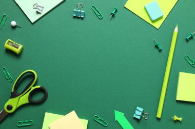 Renk arkaplanı ve üst görünümü ile okul kırtasiyesi ile düz yatıyordu