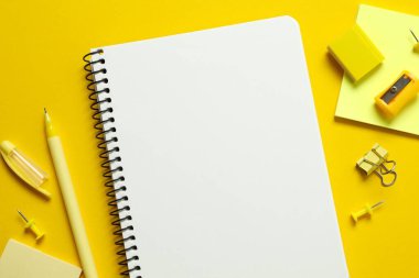 Renk arkaplanı ve üst görünümü ile okul kırtasiyesi ile düz yatıyordu