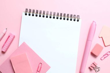 Renk arkaplanı ve üst görünümü ile okul kırtasiyesi ile düz yatıyordu