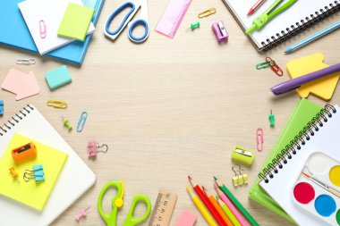 Ahşap zemin üzerinde okul kırtasiyesi ile düz yatıyordu, üst görünüm