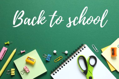 Renk arkaplanı ve üst görünümü ile okul kırtasiyesi ile düz yatıyordu