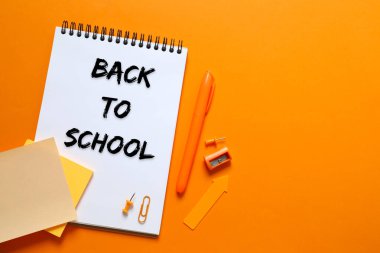 Renk arkaplanı ve üst görünümü ile okul kırtasiyesi ile düz yatıyordu