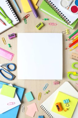 Ahşap zemin üzerinde okul kırtasiyesi ile düz yatıyordu, üst görünüm