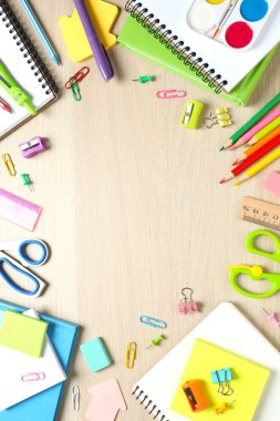 Renk arkaplanı ve üst görünümü ile okul kırtasiyesi ile düz yatıyordu