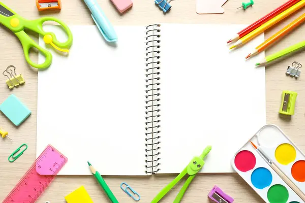 Ahşap zemin üzerinde okul kırtasiyesi ile düz yatıyordu, üst görünüm