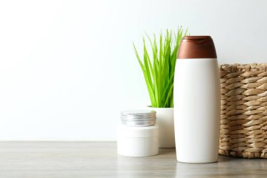 Masada kozmetik şişeleri var. Kişisel hijyen ürünleri