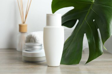 Masada kozmetik şişeleri var. Kişisel hijyen ürünleri