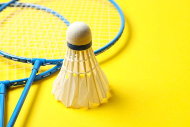 Badminton raketleri ve beyaz badminton mekik horozları 