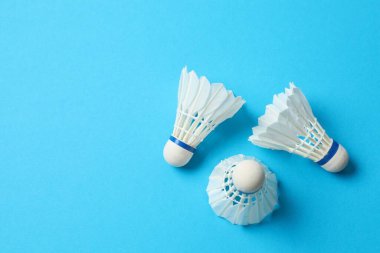 Badminton mekik horozları renk arkaplanında 