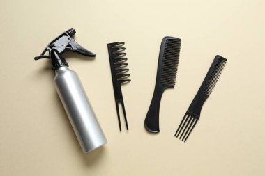 Renk arkaplanı, üst görünüm profesyonel tarak ve kuaför araçları