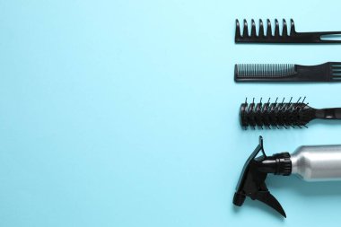 Renk arkaplanı, üst görünüm profesyonel tarak ve kuaför araçları