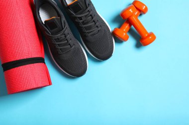 Renkli arka planda spor ekipmanları, üst görünüm