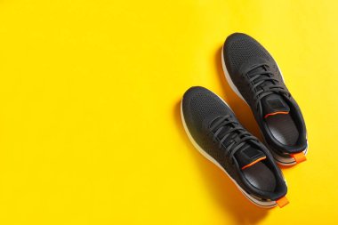 Renkli arka planda bir çift şık spor ayakkabısı