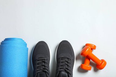 Gri arka planda spor ekipmanları, üst görünüm