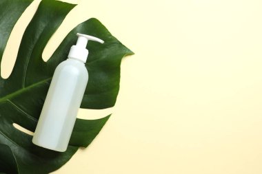 Dev yapraklı kozmetik şişesi. 