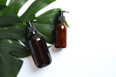 Dev yapraklı kozmetik şişesi. 