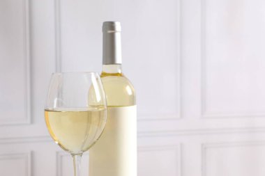 Masada üzüm ve bardak ile bir şişe beyaz şarap.