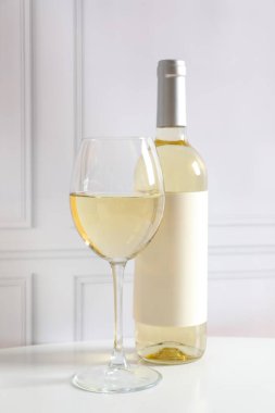 Masada üzüm ve bardak ile bir şişe beyaz şarap.