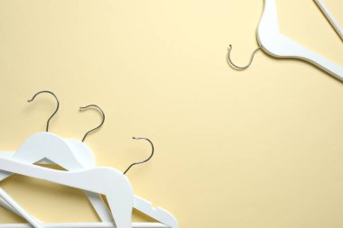 Renkli arka planda ahşap elbise askıları