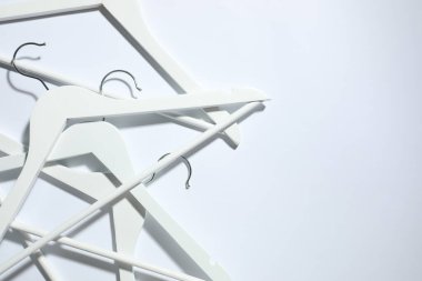 beyaz zemin üzerinde ahşap Giyim Askıları