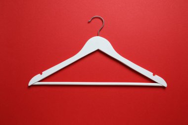 Renkli arka planda ahşap elbise askıları