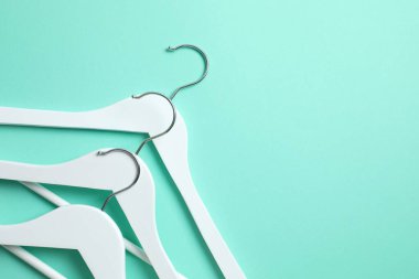 Renkli arka planda ahşap elbise askıları