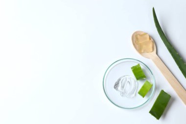 Aloe vera ve kozmetik jel lekelerini renk arkaplanında kes