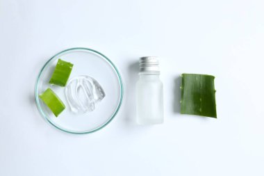 Aloe vera ve kozmetik jel lekelerini renk arkaplanında kes