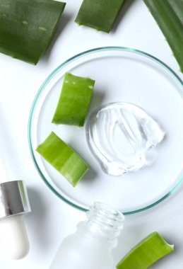 Aloe vera ve kozmetik jel lekelerini renk arkaplanında kes