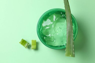 Aloe vera ve kozmetik jeli renk arkaplanında kes