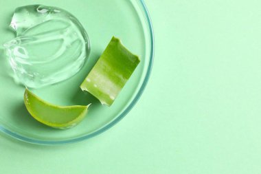 Aloe vera ve kozmetik jel lekelerini renk arkaplanında kes
