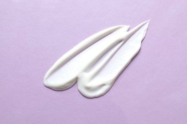 Renkli bir arka planda krem lekesi