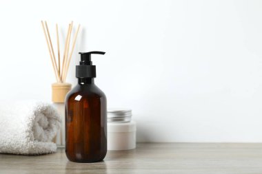 Kişisel bakım ürünleri ve masa üzerinde ahşap tarak 