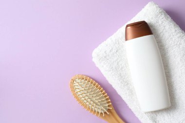 Kişisel bakım ürünleri ve renk arkaplanı üzerine ahşap tarak 