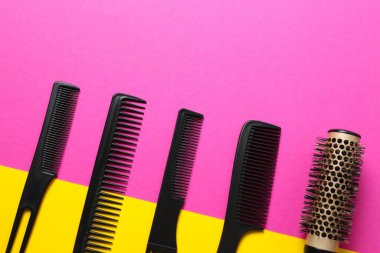 Renk arkaplanı, üst görünüm profesyonel tarak ve kuaför araçları