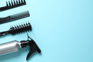 Renk arkaplanı, üst görünüm profesyonel tarak ve kuaför araçları